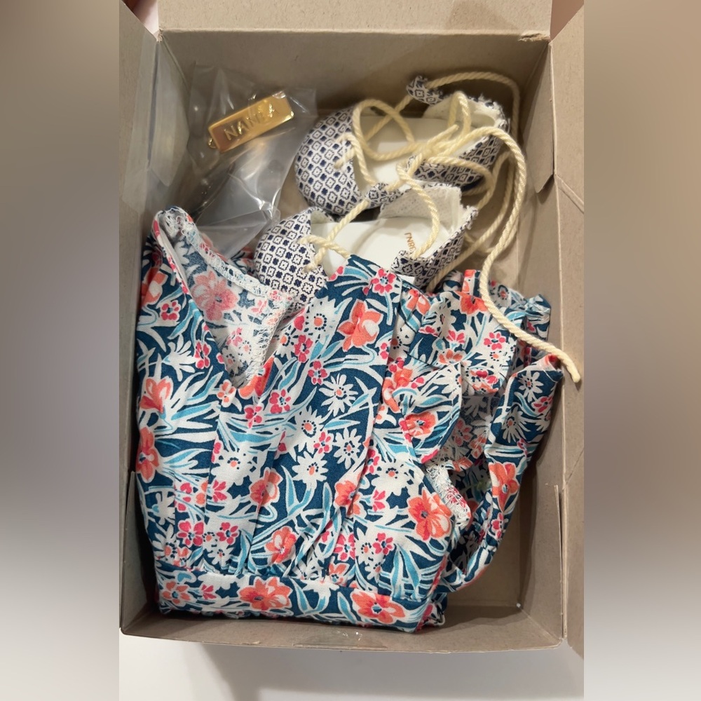 American Girl, Nanea’s School Outfit, RETIRED, Complete Set in Original Box, HTF - Picture 9 of 9